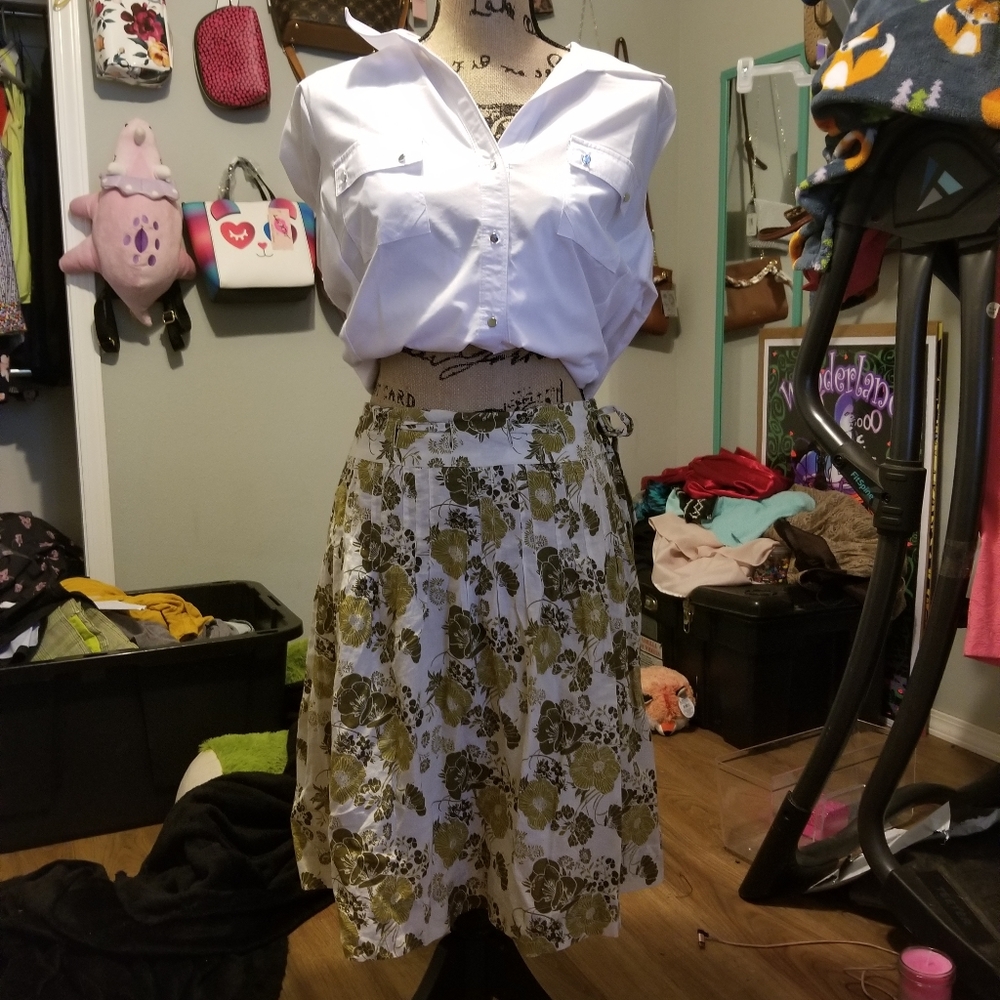 H&M green pleated skirt
